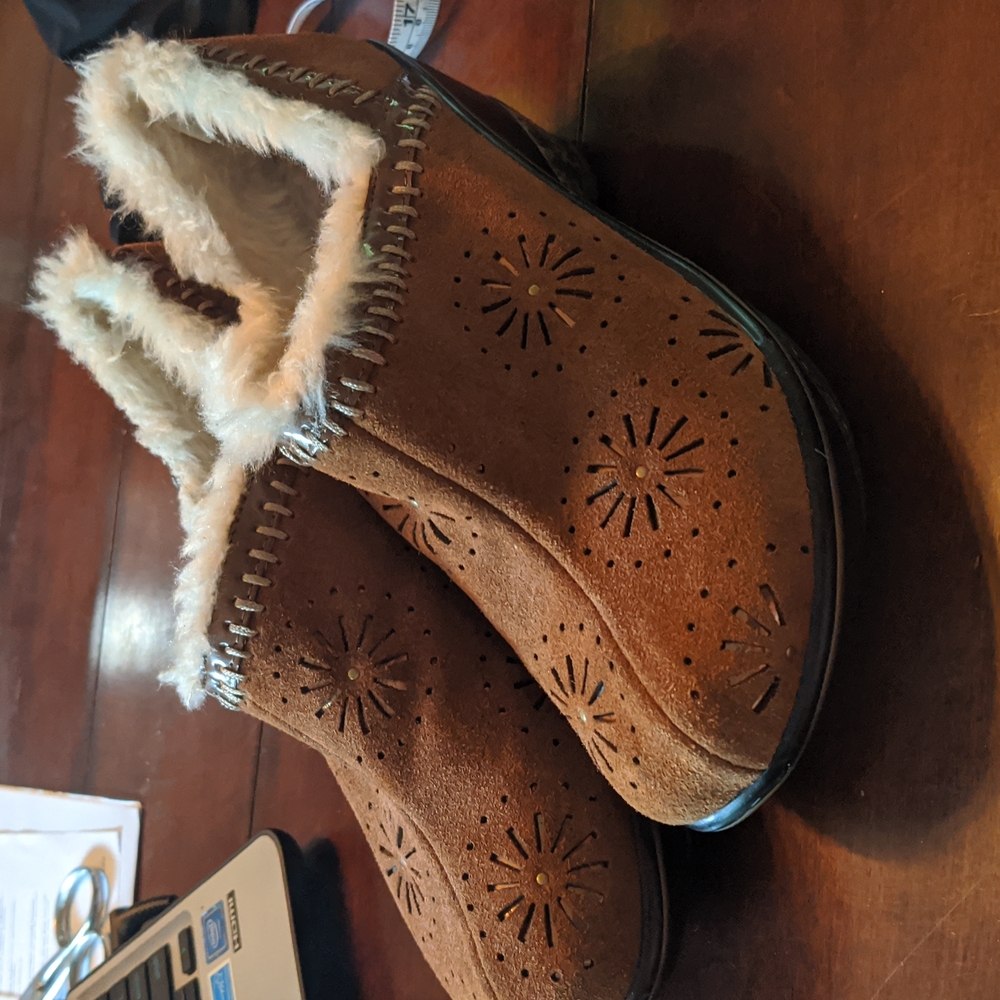 Jambu NWOT clogs with fur 7.5